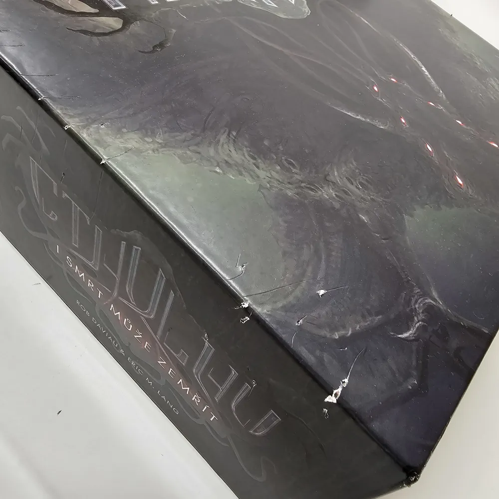 Cthulhu: I smrt může zemřít - poškozený obal