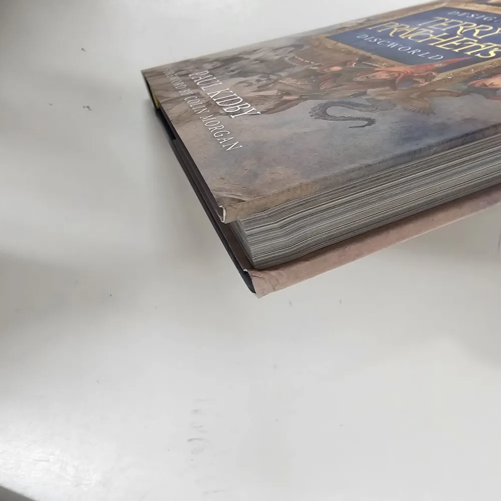 Designing Terry Pratchett’s Discworld - poškodené
