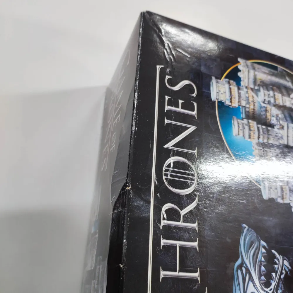 Game of Thrones 3D-Puzzle: Winterfell, 910 Teile - beschädigte Verpackung