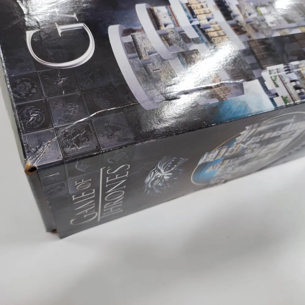 Game of Thrones 3D-Puzzle: Winterfell, 910 Teile - beschädigte Verpackung