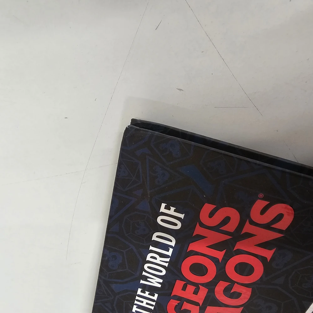 Inside the World of Dungeons & Dragons - poškodené