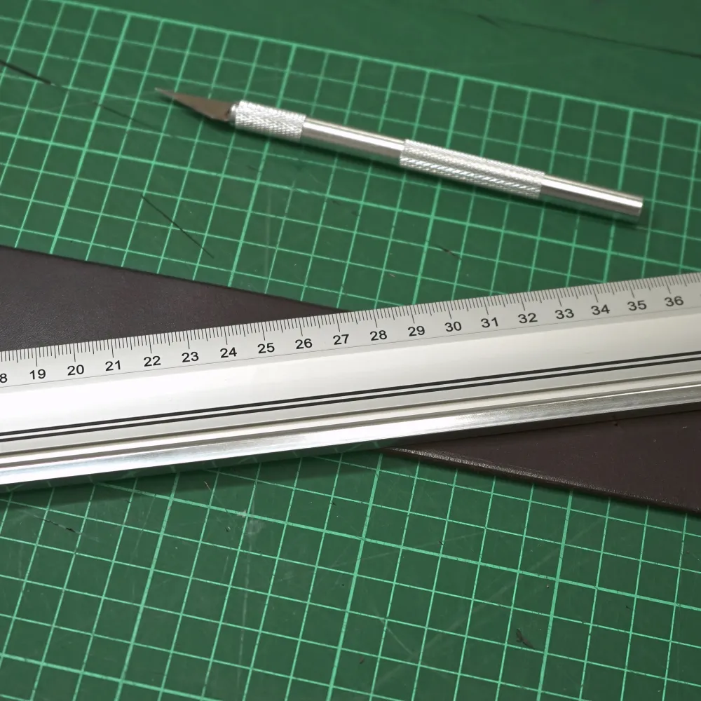 Kovové pravítko s řezací lištou 50 cm