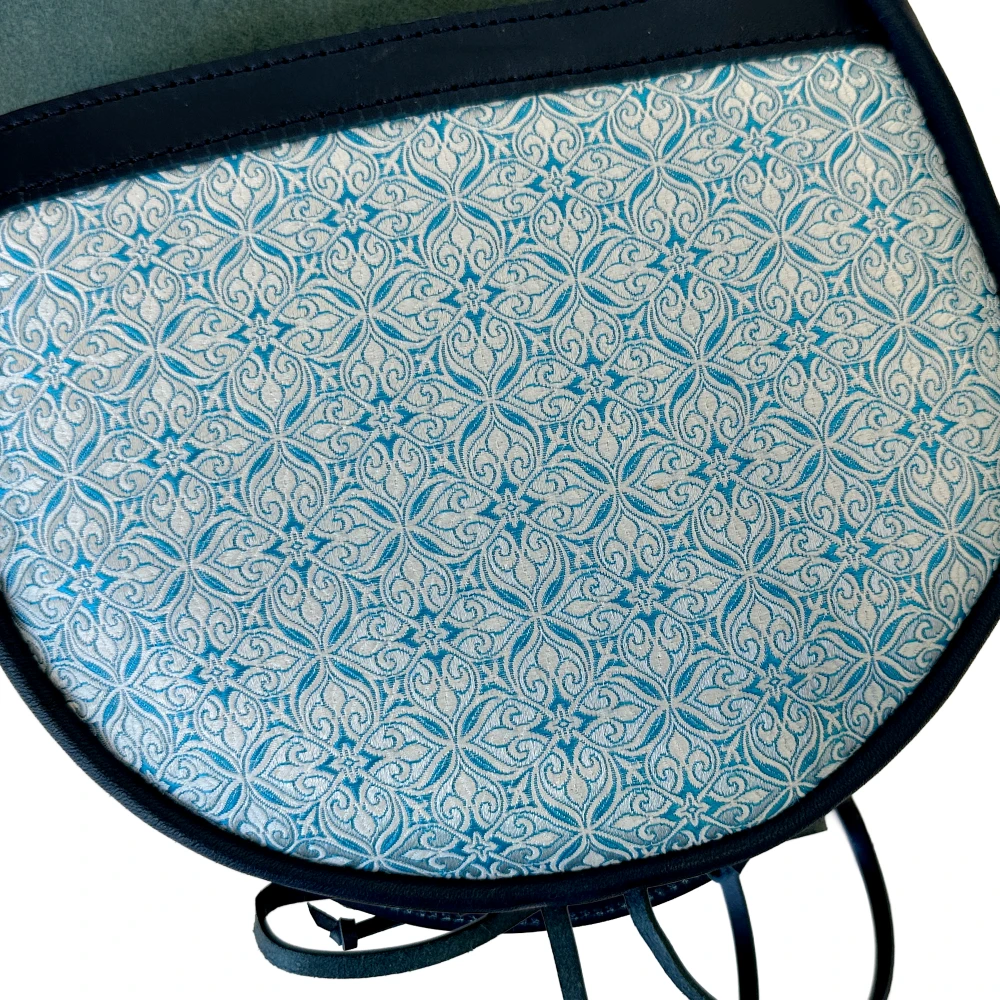 Ledertasche mit Brokatbezug – blau-weiß