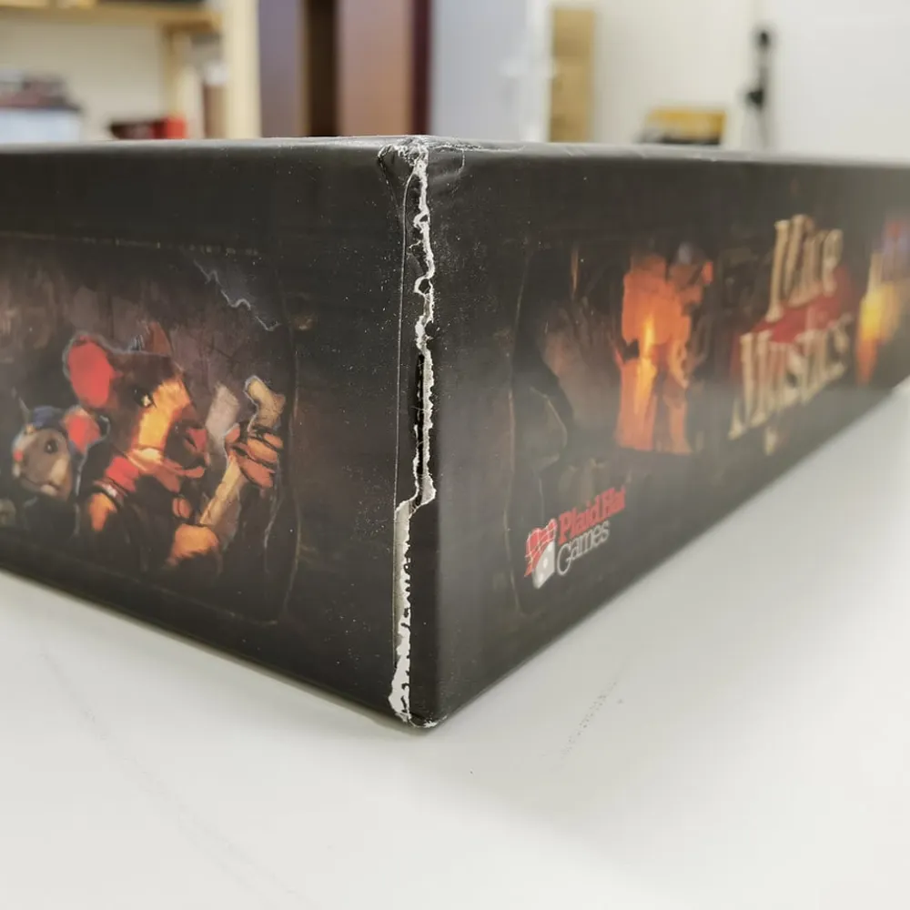 Mice and Mystics - poškozený obal