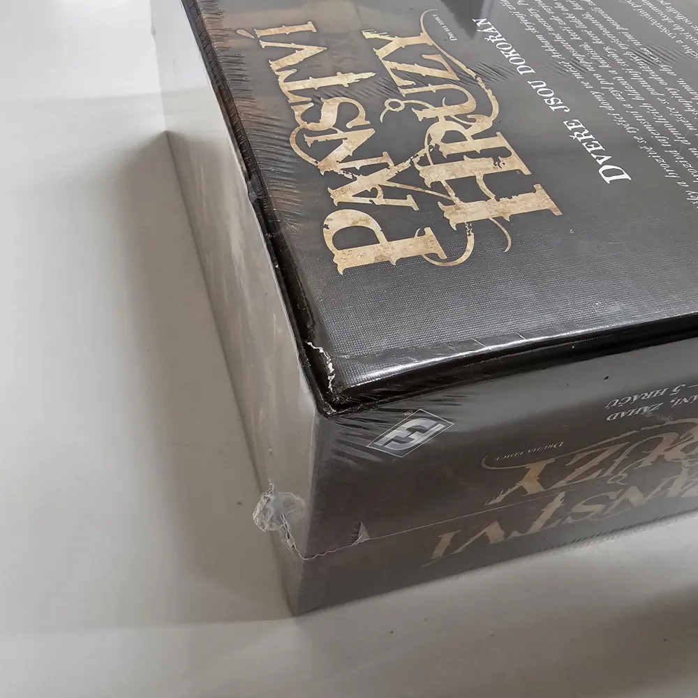 Panství hrůzy (Mansions of Madness, druhé vydání) - poškozený obal