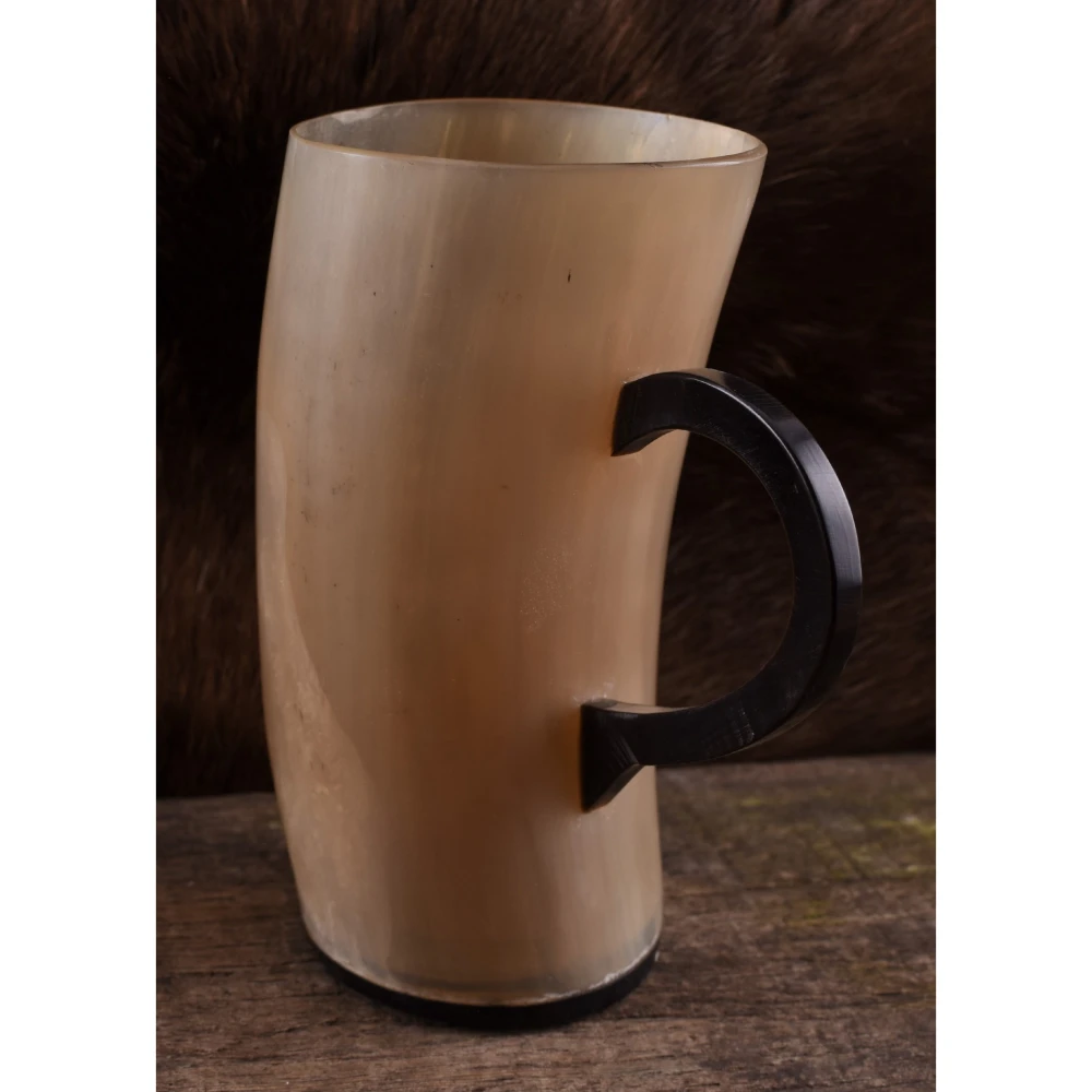 Horn cup with handle