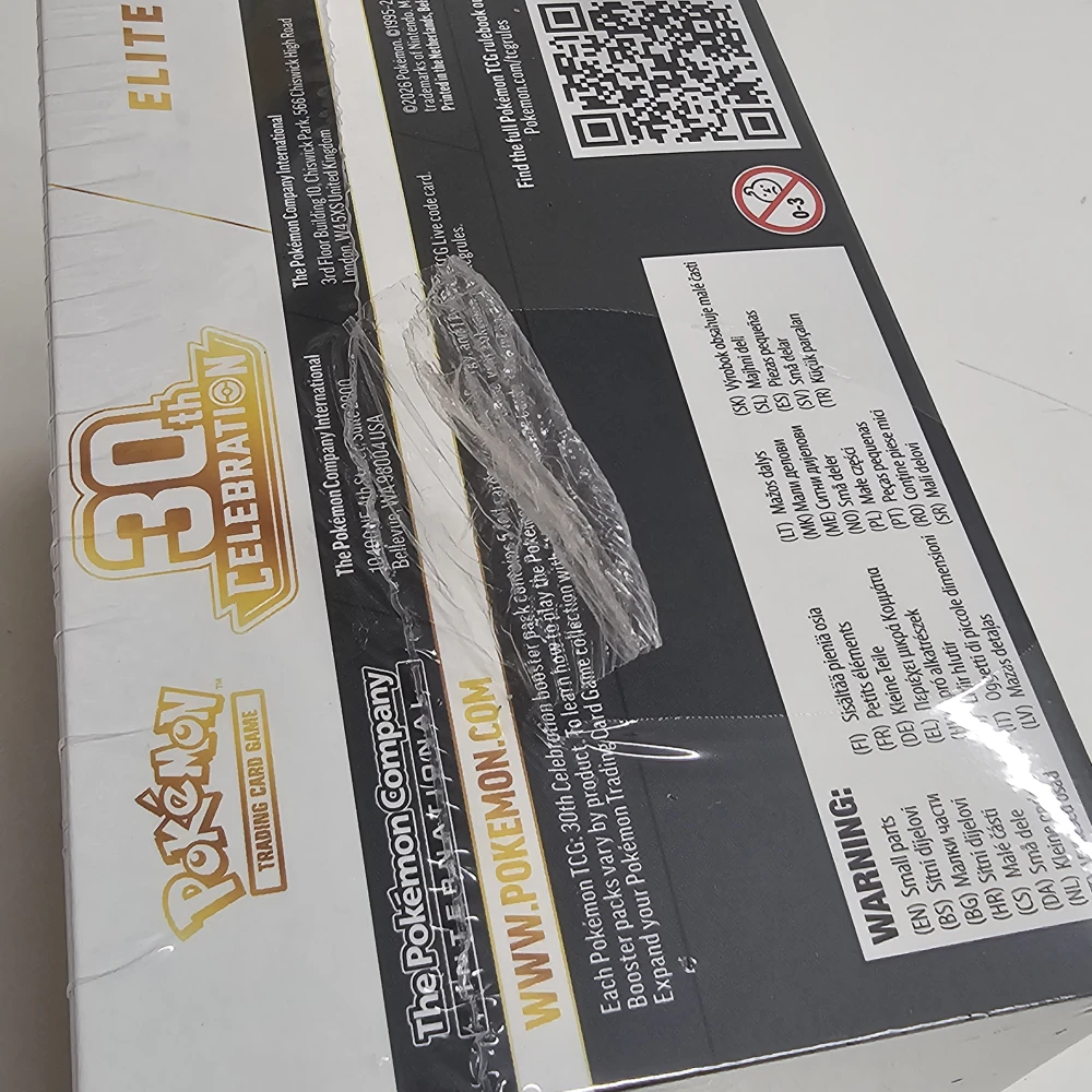 Pokémon TCG: 30th Celebration Elite Trainer Box – poškozený obal