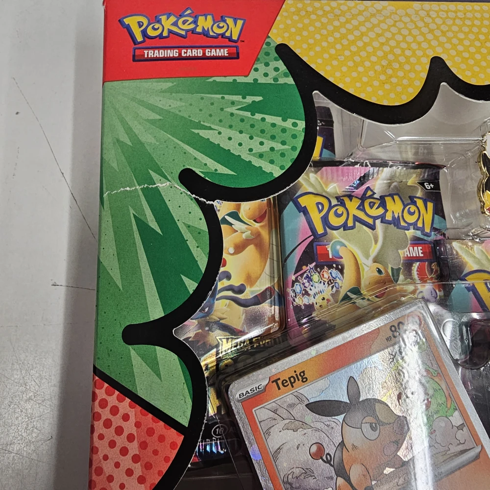 Pokémon TCG: ME02.5 Ascended Heroes - First Partner Deluxe Pin Collection - poškodený obal