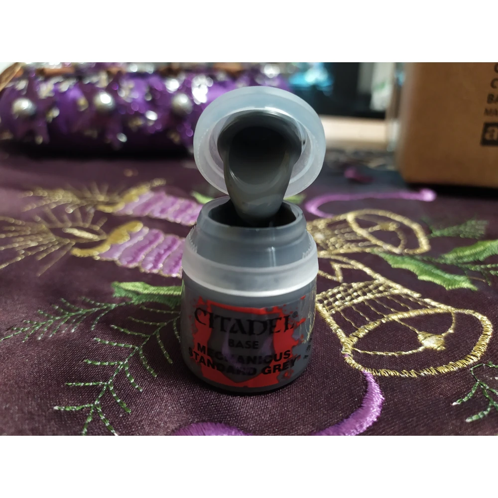 Citadel Base: Mechanicus Standard Grey
