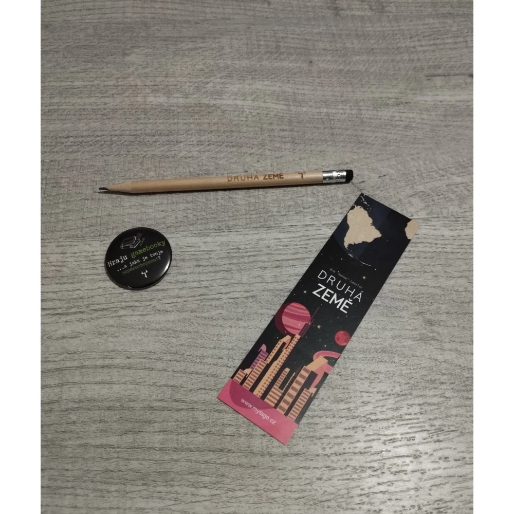 Druhá Země – Lesezeichen + Bleistift + Ansteck-Button