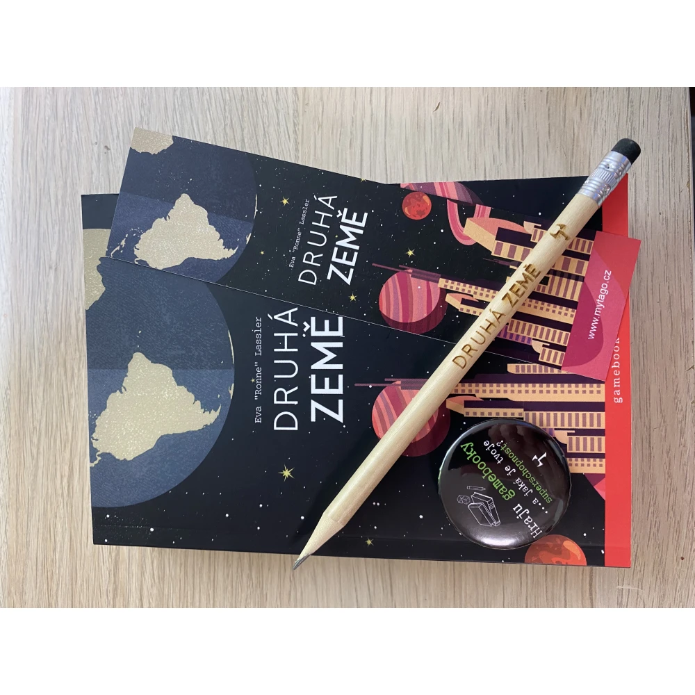 Druhá Země – Lesezeichen + Bleistift + Ansteck-Button