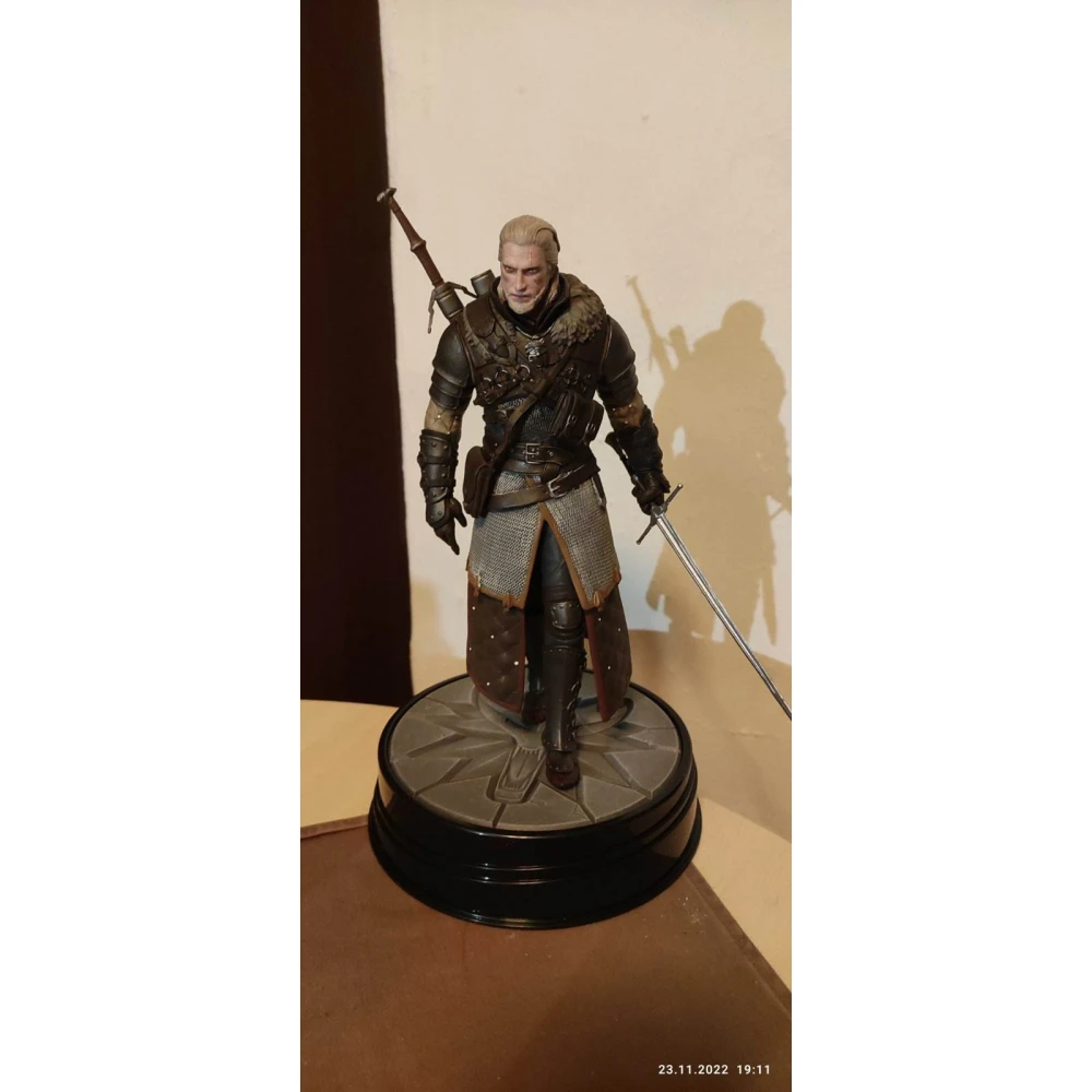 The Witcher 3 Figure: Geralt in Grandmaster Ursine Armor