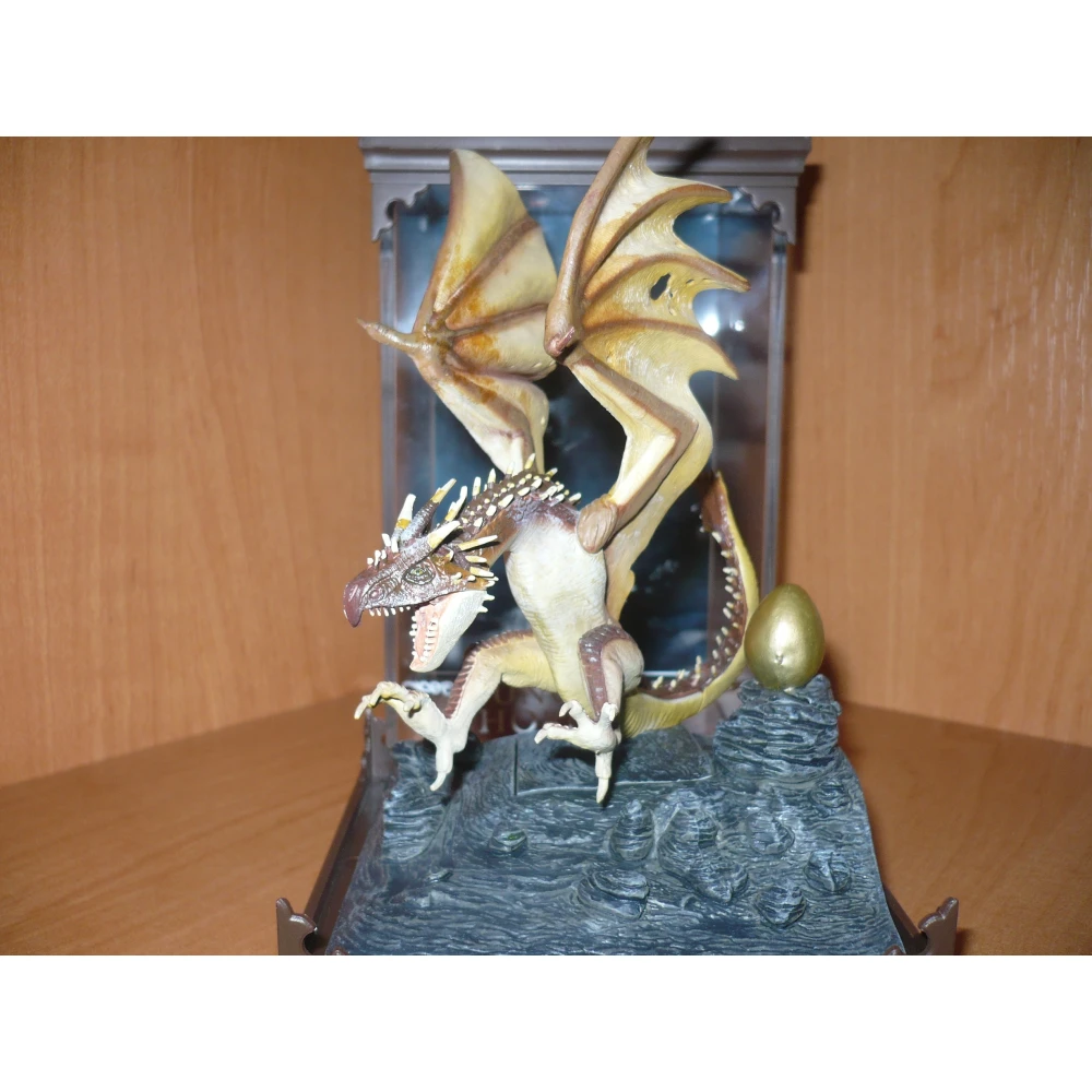 Harry Potter Magical Creatures - soška maďarského draka s tŕňovým chvostom