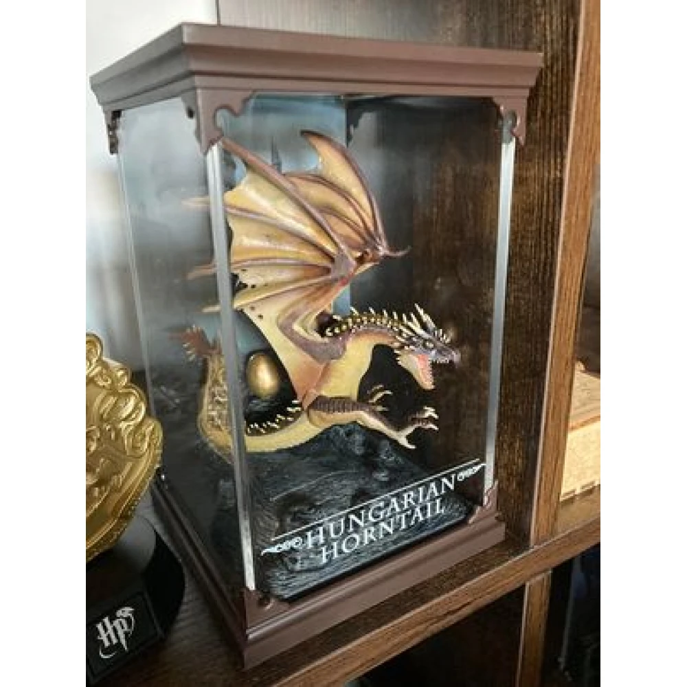 Harry Potter Magical Creatures - soška maďarského draka s tŕňovým chvostom