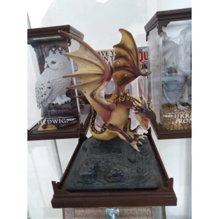Harry Potter Magical Creatures - soška maďarského draka s tŕňovým chvostom