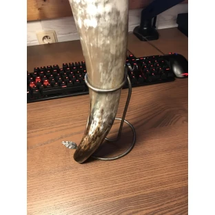 Kovaný stojanček na roh