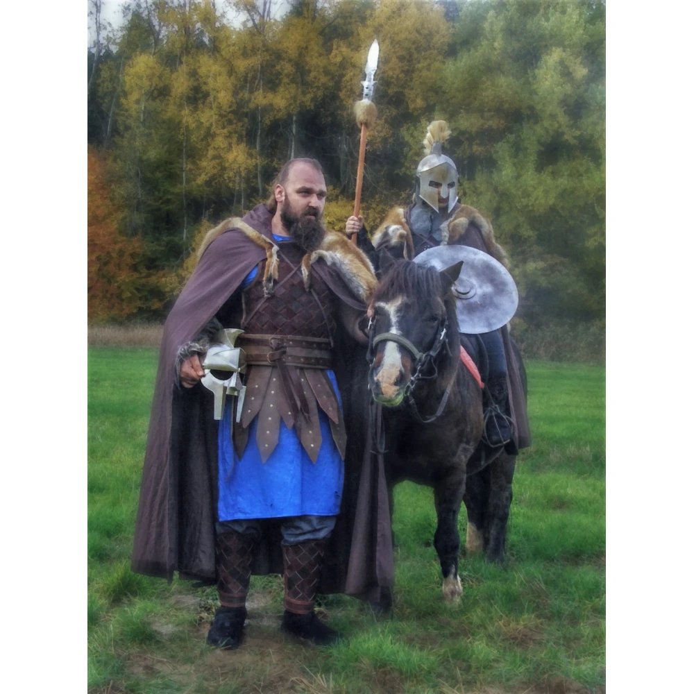 Kožené vikingské náholenice