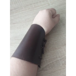 Kožený nátepník klasický, s kovovými dírkami