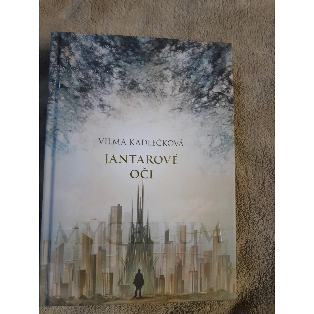 Mycelium I: Jantarové oči