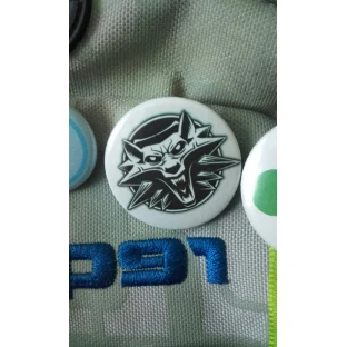 Witcher-Button weiß