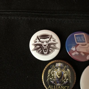 Witcher-Button weiß