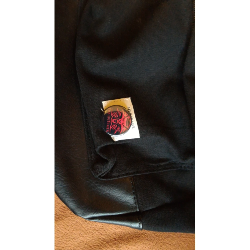 Witcher Button schwarz
