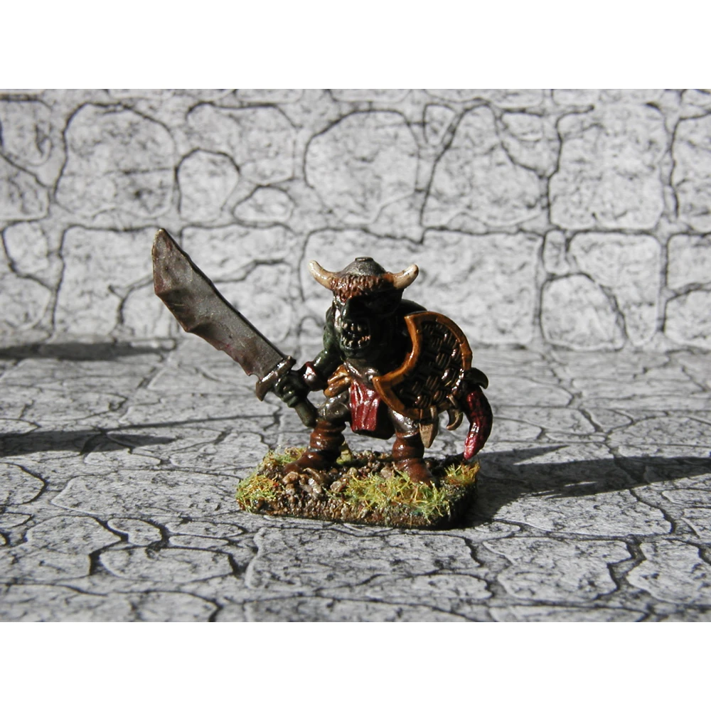 Plastová figurka - skřet se šavlí