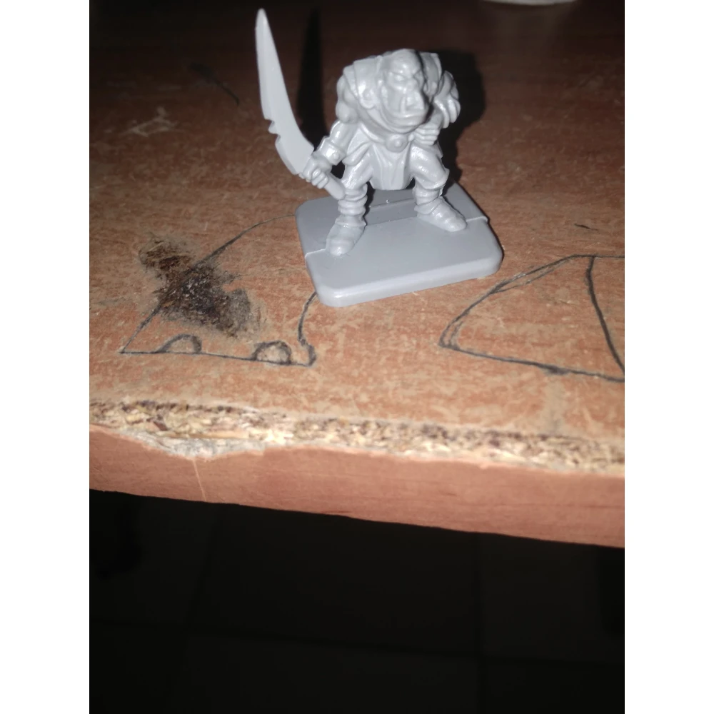 Plastová figurka - skřet se šavlí