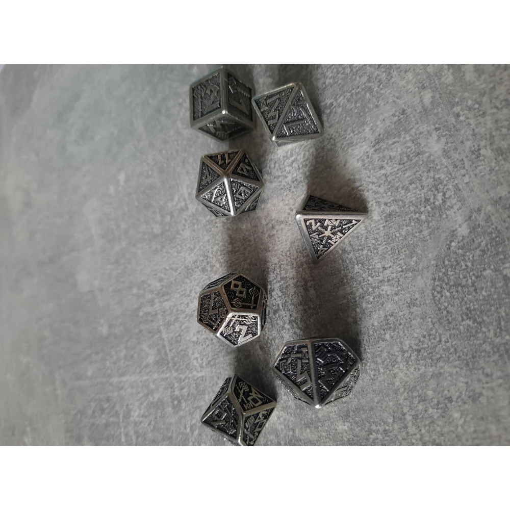 Set aus Zwergen-Metallwürfeln