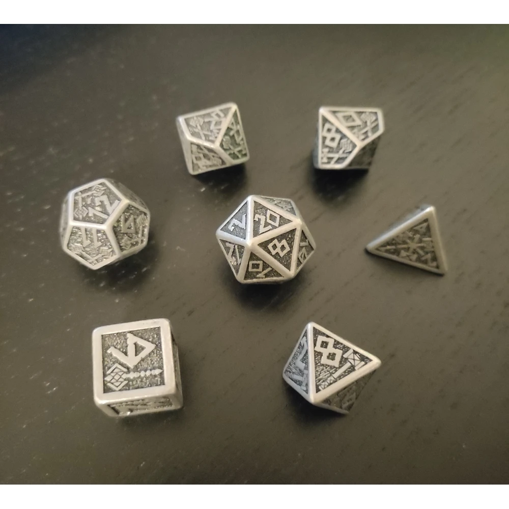 Set aus Zwergen-Metallwürfeln