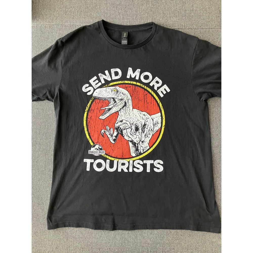 T-Shirt Jurassic Park - Send More Tourists