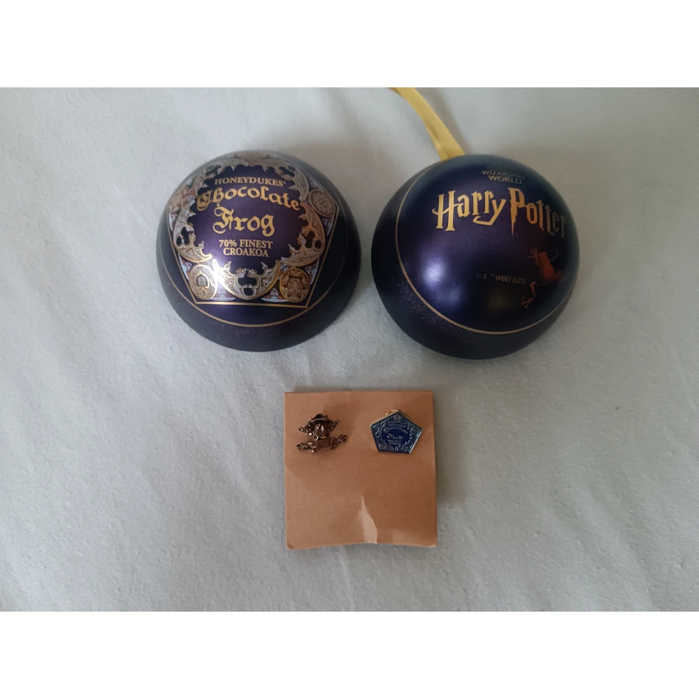 Vianočná guľa Harry Potter s odznakmi čokoládovej žabky