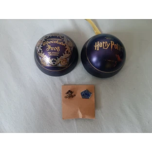 Vianočná guľa Harry Potter s odznakmi čokoládovej žabky