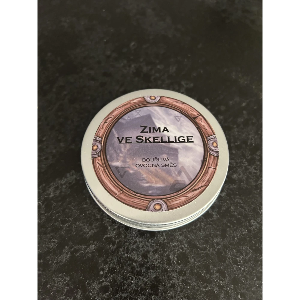 Zima ve Skellige - Bouřlivá ovocná směs v plechové krabičce