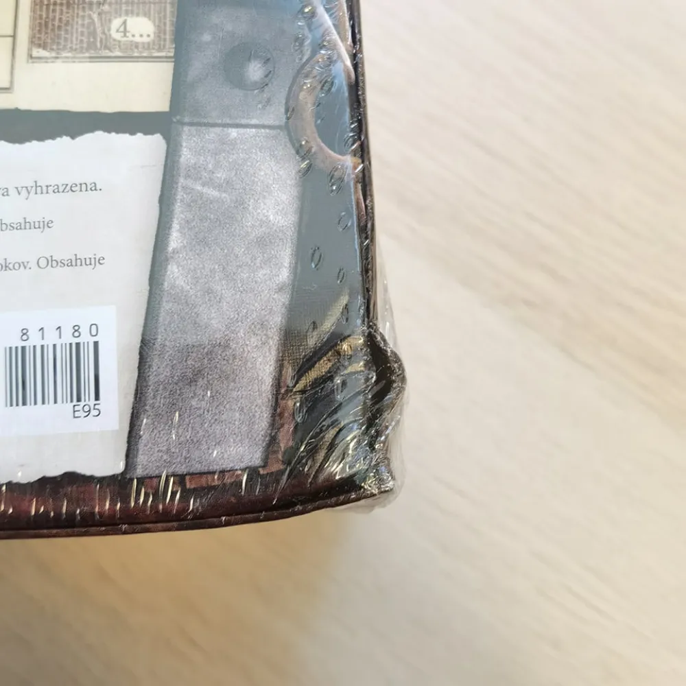 Robinson Crusoe: Dobrodružství na Prokletém ostrově - poškozený obal