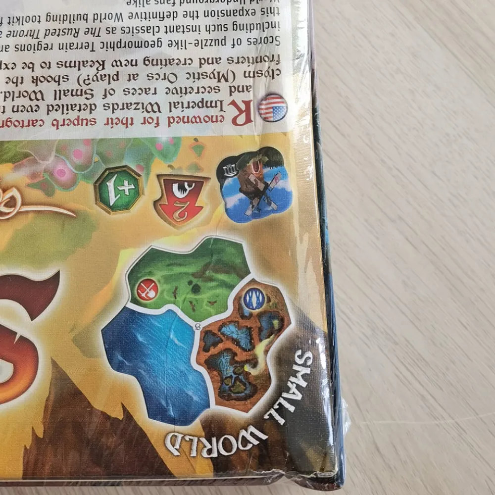 Small World Realms - damaged packaging