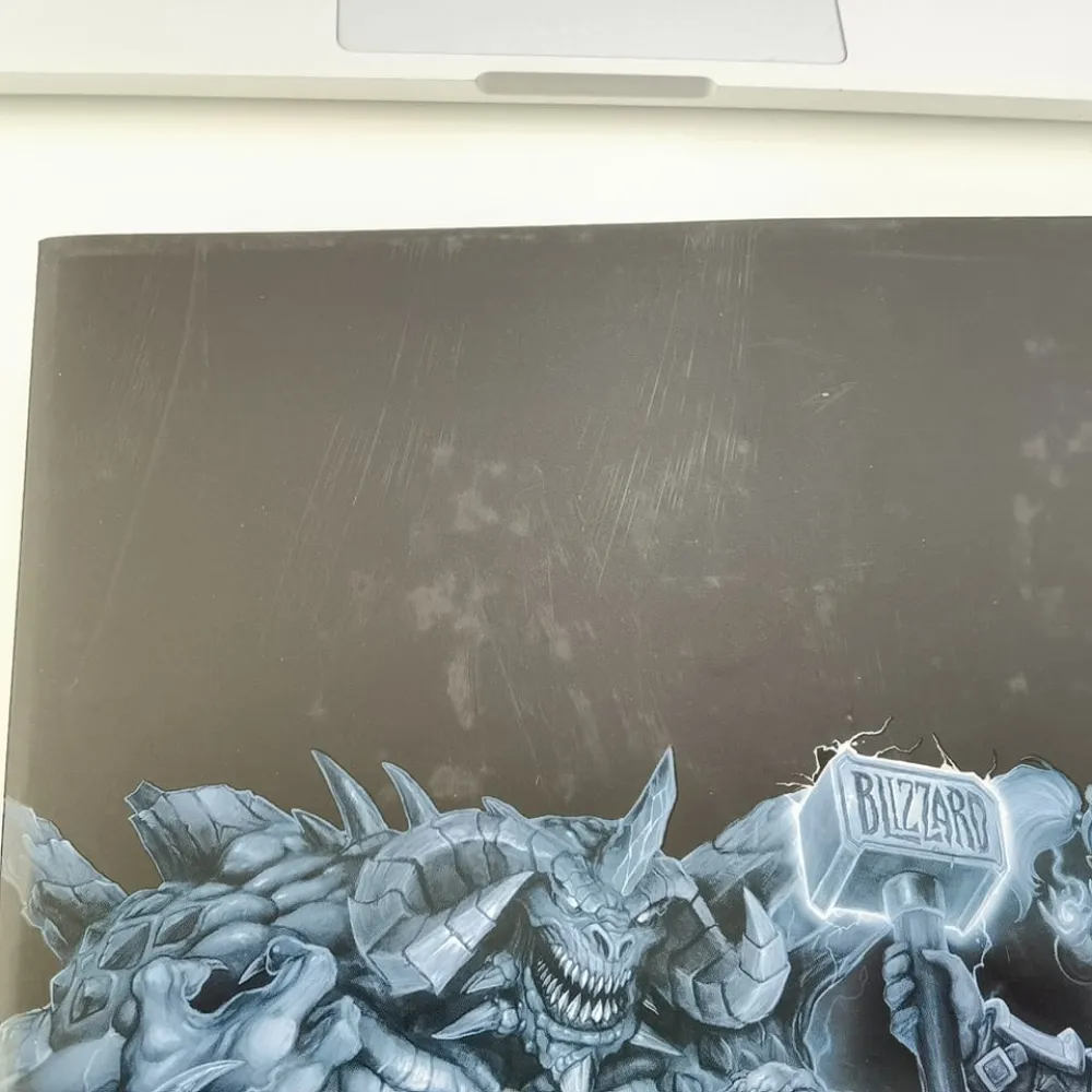 Světy a umění Blizzard Entertainment - poškozený obal
