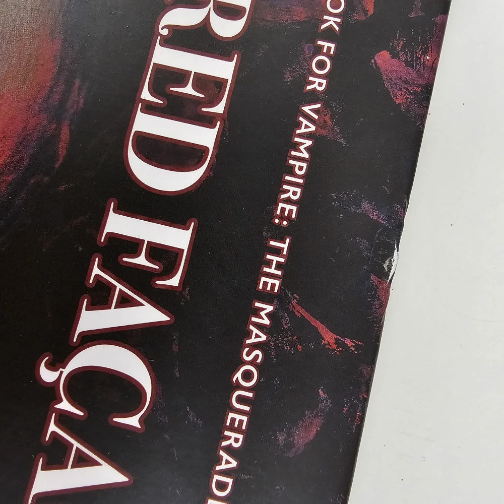 Vampire: The Masquerade 5th Edition - Tattered Facade - poškodené