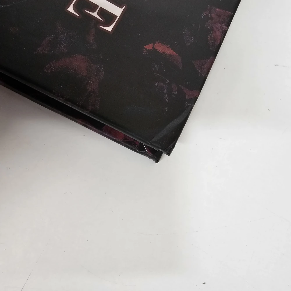 Vampire: The Masquerade 5th Edition - Tattered Facade - poškodené