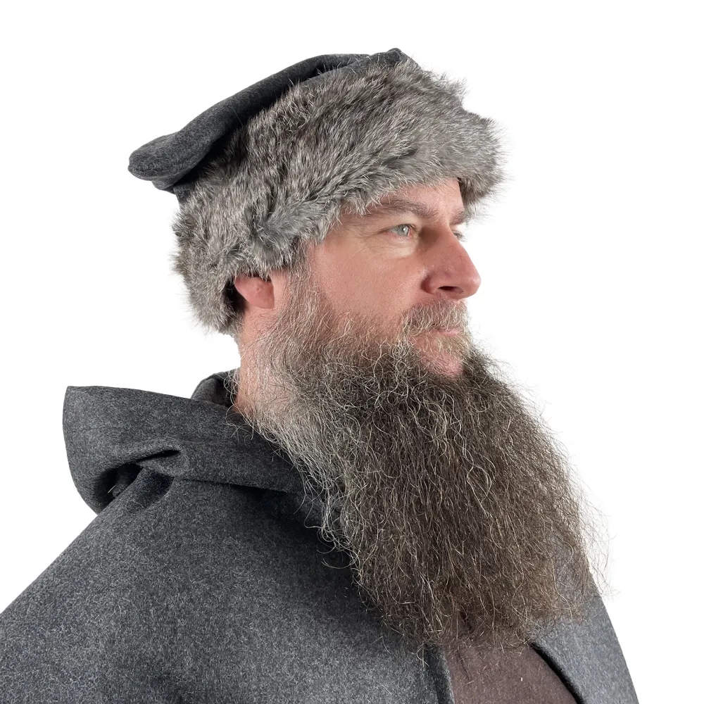 Woolen hat with fur - pointed